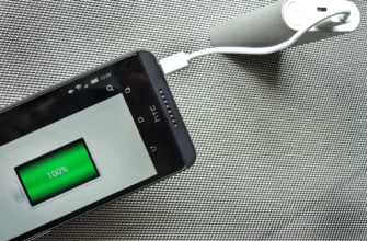 смартфон заряжается от пауэрбанка
